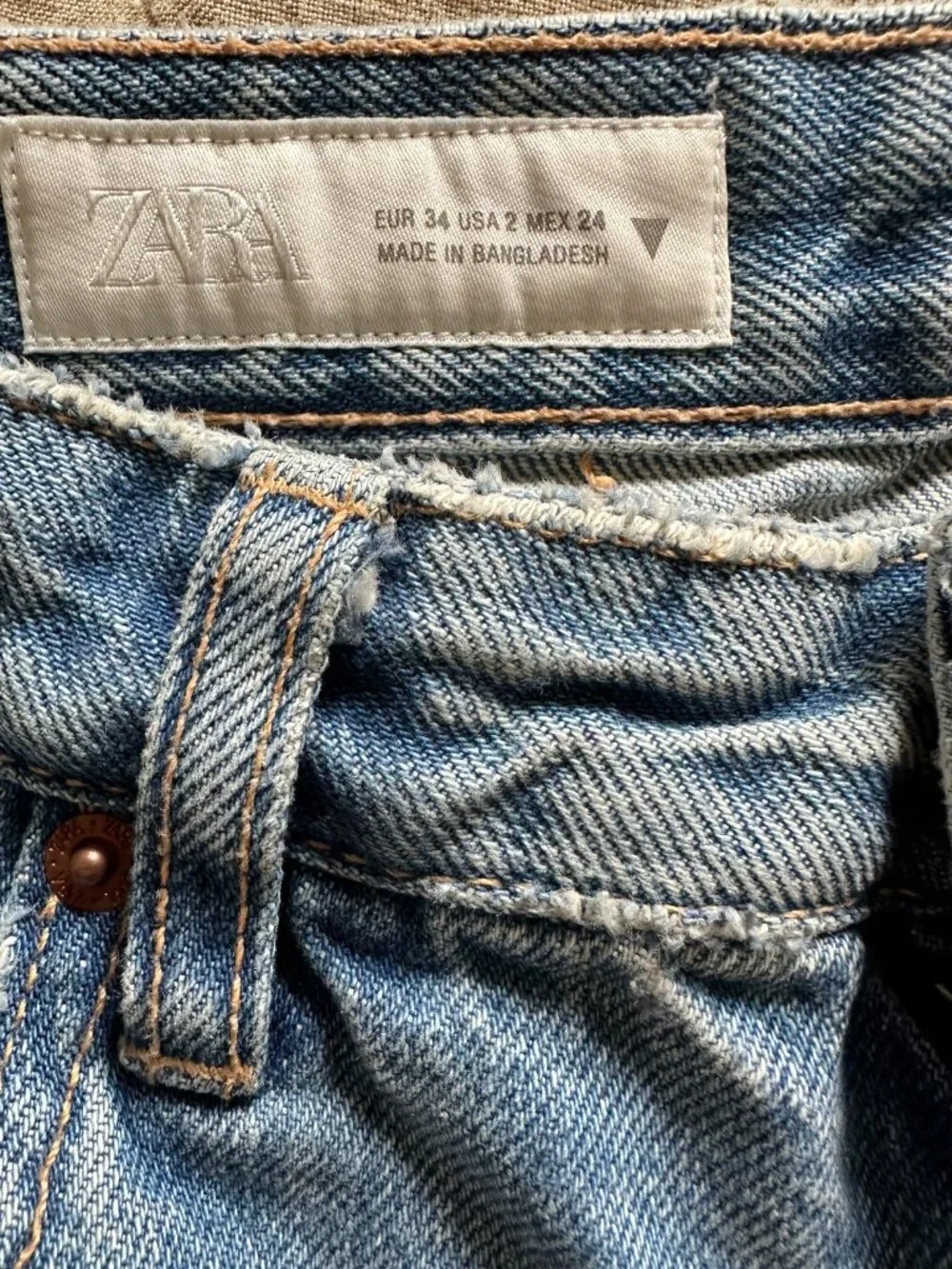 Zara Ripped Jeans - Picture 2 of 4